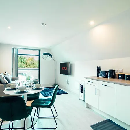Charming Urban Escape Near Victoria Gate Sleeps 4 Free Wi-Fi
