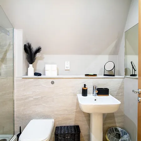Charming Urban Escape Near Victoria Gate Sleeps 4 Free Wi-Fi Apartment *