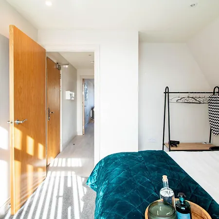 Charming Urban Escape Near Victoria Gate Sleeps 4 Free Wi-Fi