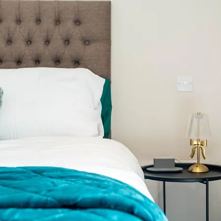 Apartment Charming Urban Escape Near Victoria Gate Sleeps 4 Free Wi-Fi *