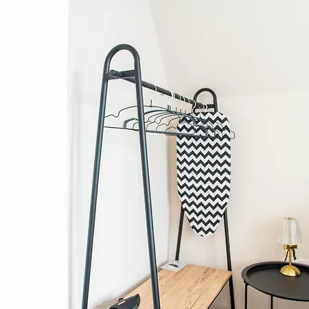 Apartment Charming Urban Escape Near Victoria Gate Sleeps 4 Free Wi-Fi *