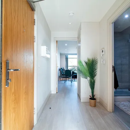 Boutique City Stay Victoria Gate Sleeps 4 High-Speed Wi-Fi * Leeds (West Yorkshire)