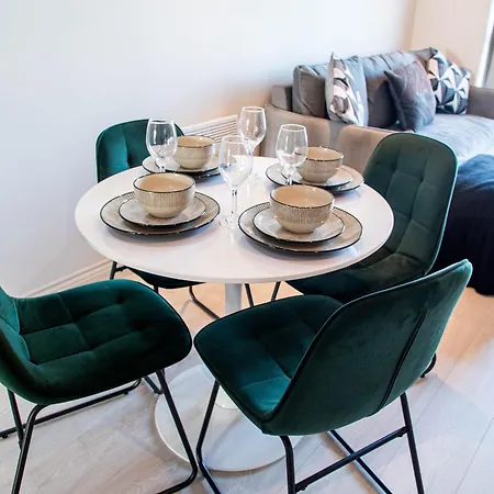 Charming Urban Escape Near Victoria Gate Sleeps 4 Free Wi-Fi Apartment *