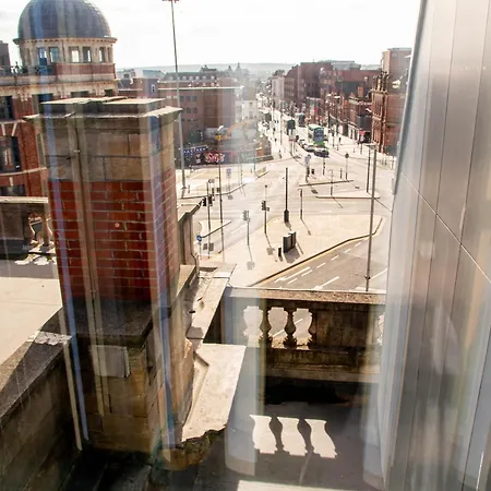 Charming Urban Escape Near Victoria Gate Sleeps 4 Free Wi-Fi Apartment
