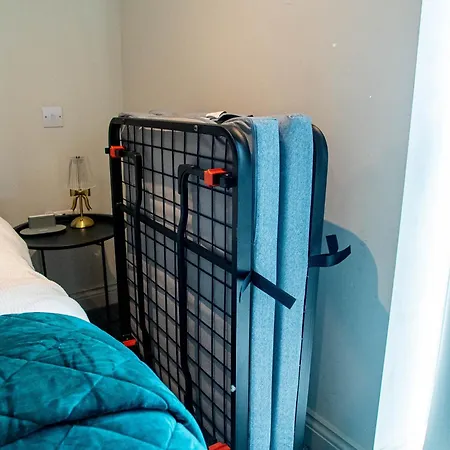Charming Urban Escape Near Victoria Gate Sleeps 4 Free Wi-Fi Apartment Leeds (West Yorkshire)
