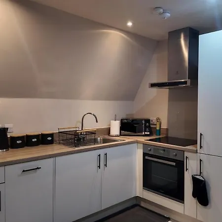 Apartment Charming Urban Escape Near Victoria Gate Sleeps 4 Free Wi-Fi