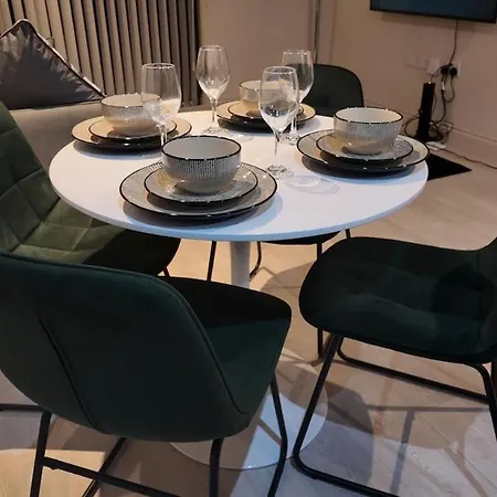 Charming Urban Escape Near Victoria Gate Sleeps 4 Free Wi-Fi *