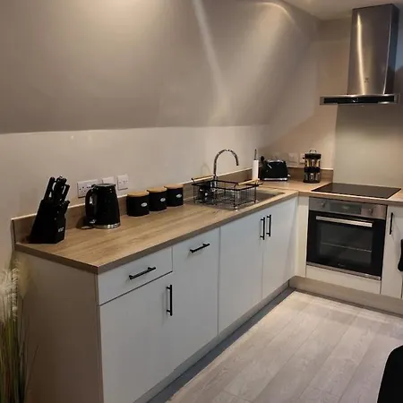 Charming Urban Escape Near Victoria Gate Sleeps 4 Free Wi-Fi Apartment *