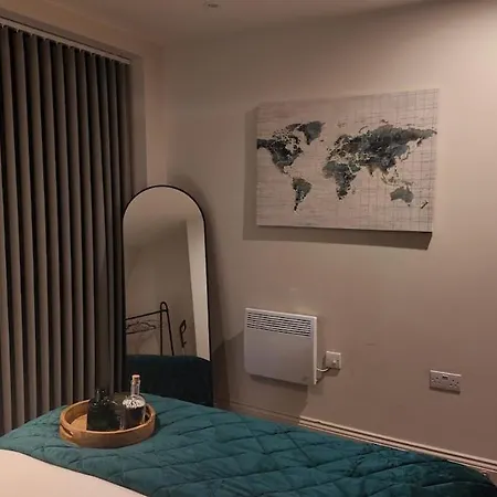 Charming Urban Escape Near Victoria Gate Sleeps 4 Free Wi-Fi Apartment *
