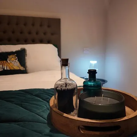 Charming Urban Escape Near Victoria Gate Sleeps 4 Free Wi-Fi Leeds (West Yorkshire)