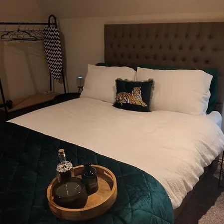 Apartment Charming Urban Escape Near Victoria Gate Sleeps 4 Free Wi-Fi *