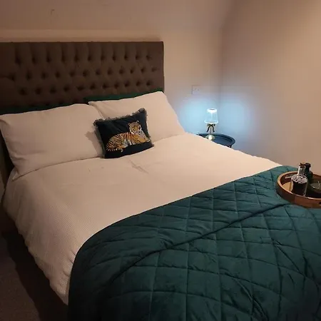 Charming Urban Escape Near Victoria Gate Sleeps 4 Free Wi-Fi Apartment Leeds (West Yorkshire)
