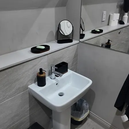 Apartment Charming Urban Escape Near Victoria Gate Sleeps 4 Free Wi-Fi Leeds (West Yorkshire)
