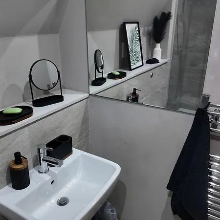 Charming Urban Escape Near Victoria Gate Sleeps 4 Free Wi-Fi Apartment *